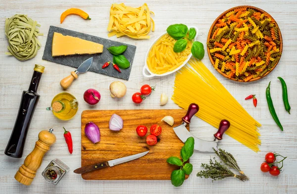 Comida mediterránea e ingredientes de cocina y cocina — Foto de Stock