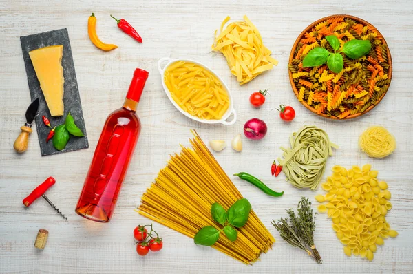 Rose şarap, İtalyan makarna ve Parmesan peyniri