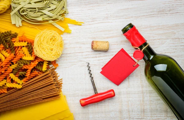 Botella de vino y pasta italiana — Foto de Stock
