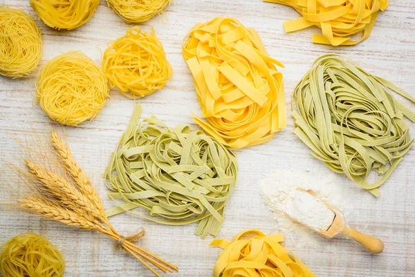 Pasta Tagliatelle Verde y Amarillo con Trigo y Harina — Foto de Stock