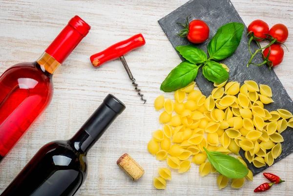 Conchiglie Rigate Pasta con Vino Tinto y Rosa — Foto de Stock