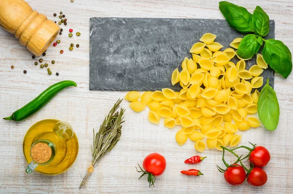 Conchiglie Rigate макарони і приправу їжі — стокове фото