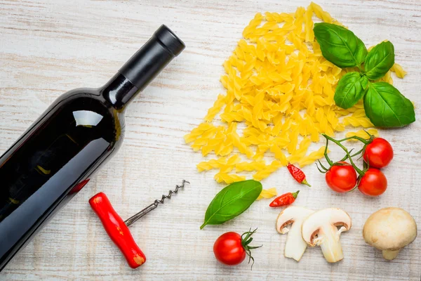 Cocina Iataliana Fusilli Pasta y Vino Tinto — Foto de Stock