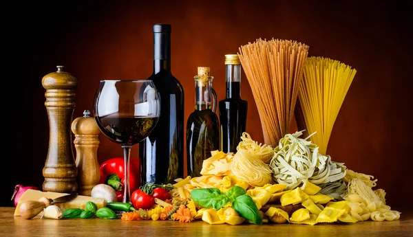 Cozinha Mediterrânea Comida com Vinho e Massas — Fotografia de Stock