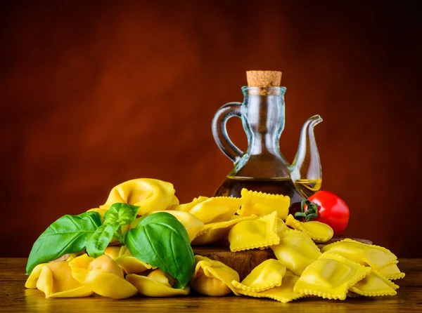 Ravioli Amarillo y Pasta Tortellini — Foto de Stock