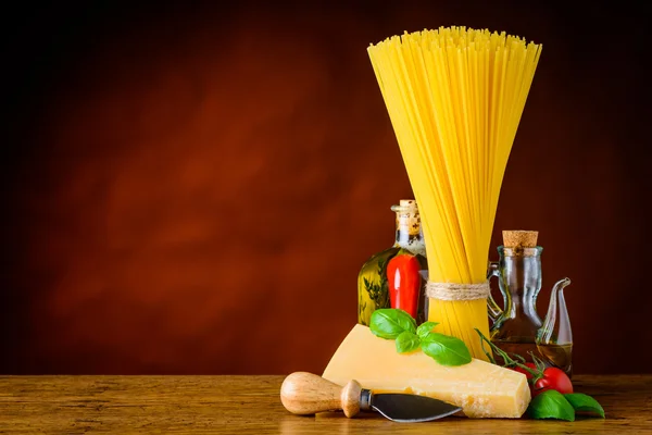 Жовтий спагетті з пармезаном і копію простір — стокове фото