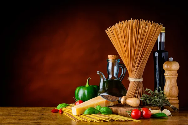 Коричнева ціла пшениця Спагетті Паста Копіювати простір — стокове фото