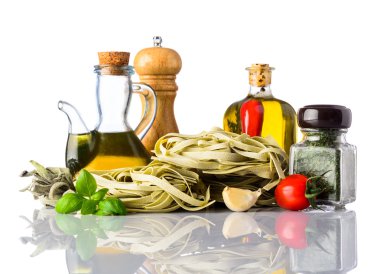 Yeşil Tagliatelle makarna ve beyaz üzerine İtalyan mutfağı
