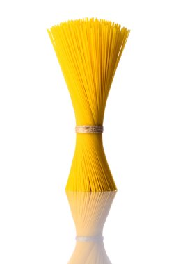 Paket sarı spagetti makarna beyaz arka plan üzerinde