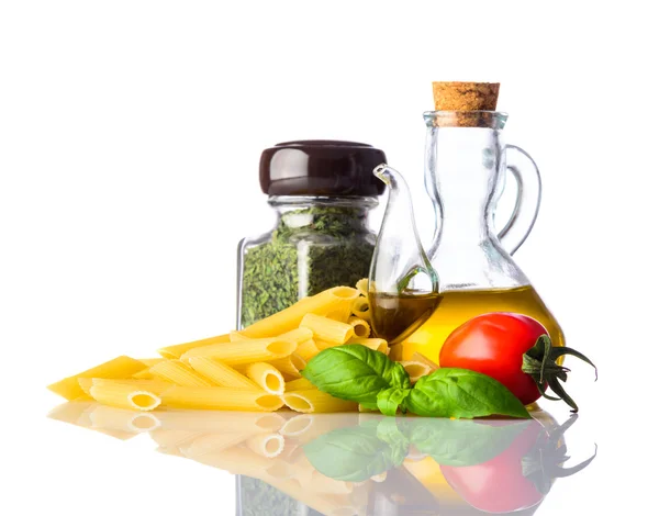 Gelbe Penne Pasta mit italienischen Zutaten auf weißem Bac — Stockfoto