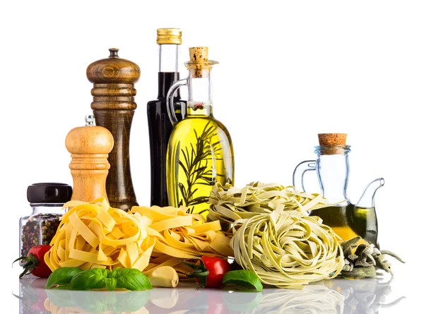 Green and Yellow Tagliatelle Pasta with Italian cuisine on whtie — Stock Photo, Image