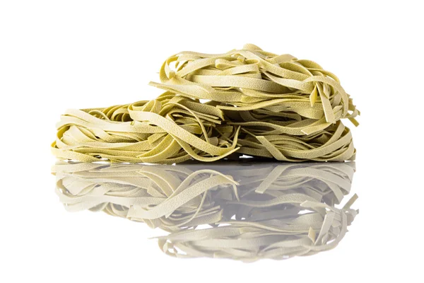 Pasta Fettuccine Tagliatelle Verde sobre fondo blanco —  Fotos de Stock