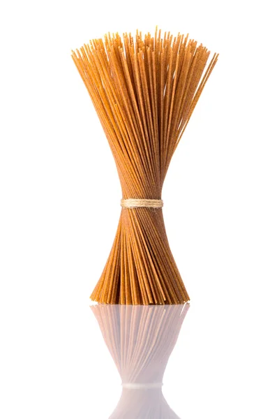 Pasta de espagueti integral marrón sobre fondo blanco aislado — Foto de Stock