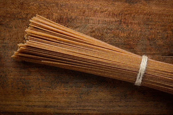 Pasta integral de espaguetis de trigo integral marrón — Foto de Stock