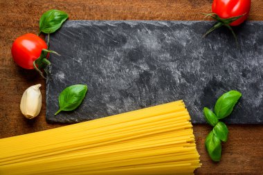 Sarı spagetti ve kopya alanı