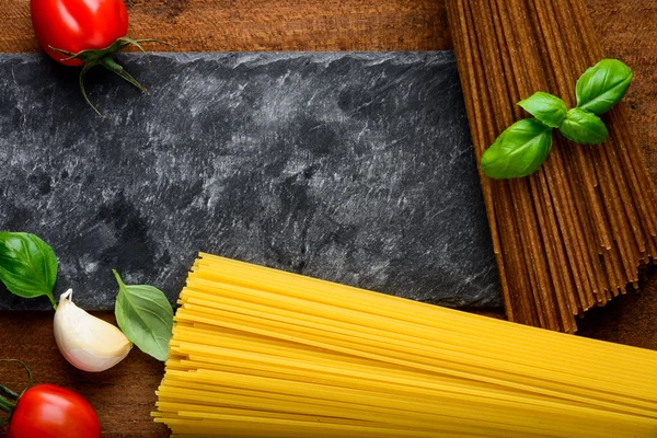 Gula och bruna Spaghetti Pasta med kopia utrymme — Stockfoto