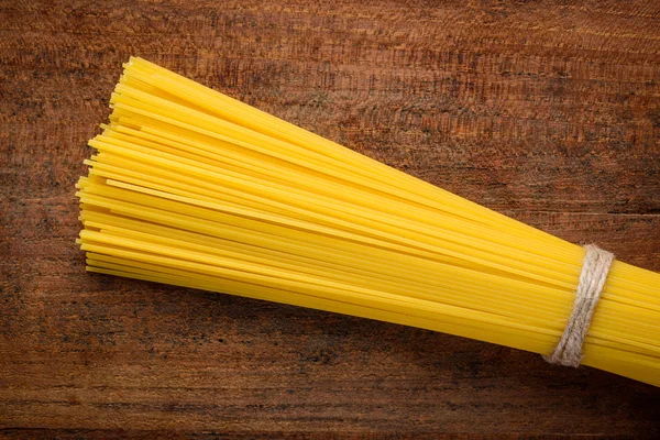 Paquete de espagueti amarillo Pasta — Foto de Stock