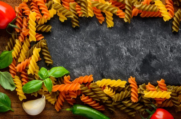 Fusilli Pasta mit Copy Space Frame — Stockfoto