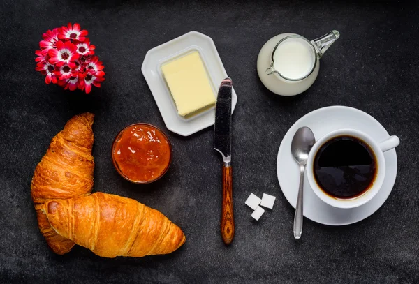 Croissant Beakfast con café —  Fotos de Stock