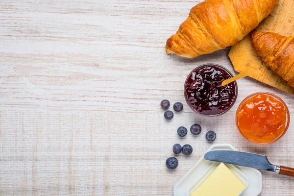 Croissant con mantequilla y mermelada en el espacio de copia —  Fotos de Stock