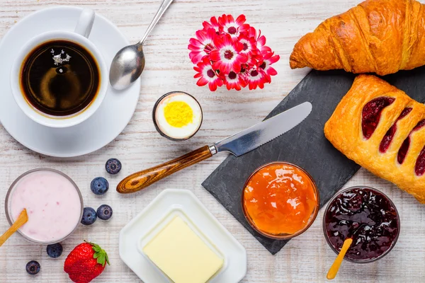 Aliments sains pour petit déjeuner, café et croissants — Photo