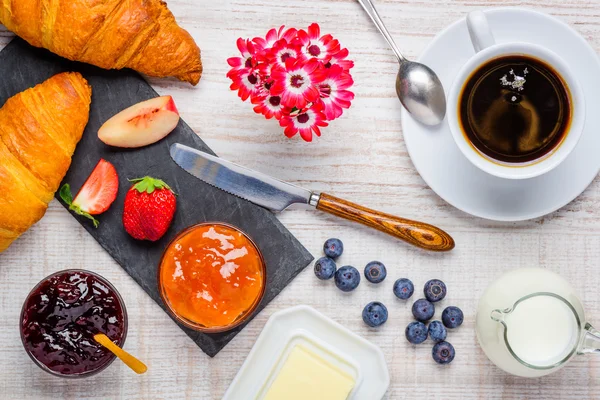 Ontbijttafel met koffie en Croissant — Stockfoto