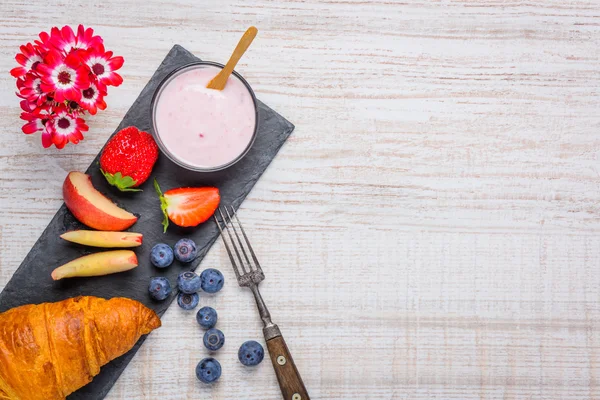 Yoghurt en Croissant als ontbijt met kopie ruimte — Stockfoto