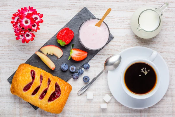 Śniadanie z kawą i jogurt — Zdjęcie stockowe