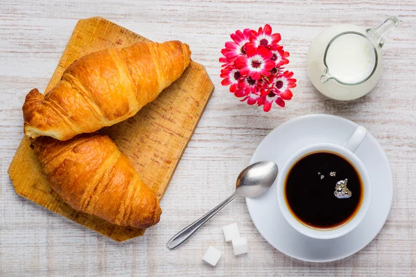 Croissant y taza de café —  Fotos de Stock