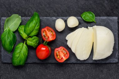 Mozzarella peyniri, fesleğen ve domates yemek