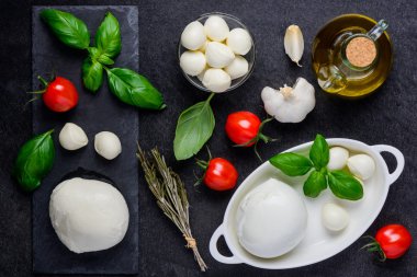 Mozzarella peyniri ve yemek malzemeler