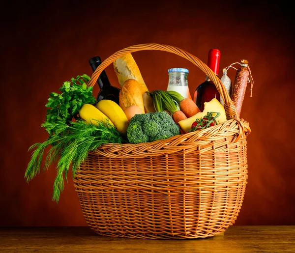 Cesta de picnic con verduras y frutas frescas — Foto de Stock