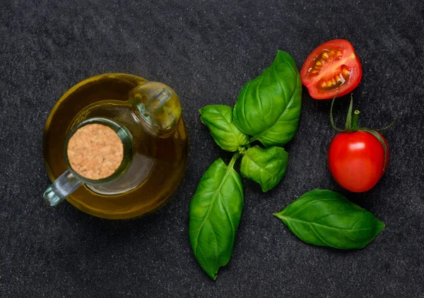 Azeite com Manjericão e Tomate — Fotografia de Stock