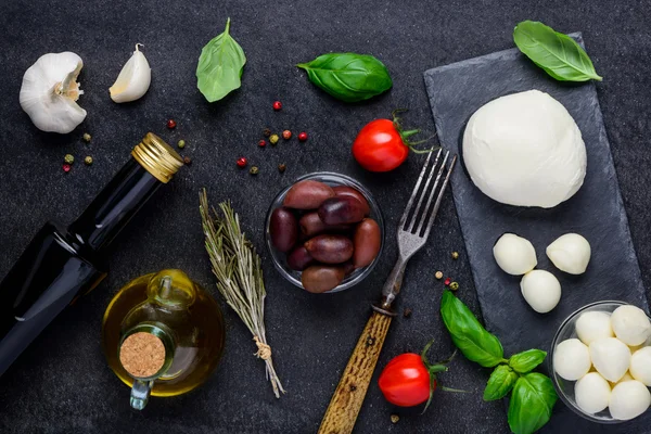 Ingredientes de cozinha e queijo Mozzarella — Fotografia de Stock