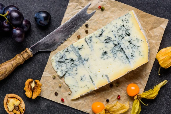 Queso Gorgonzola de moho azul con frutas —  Fotos de Stock