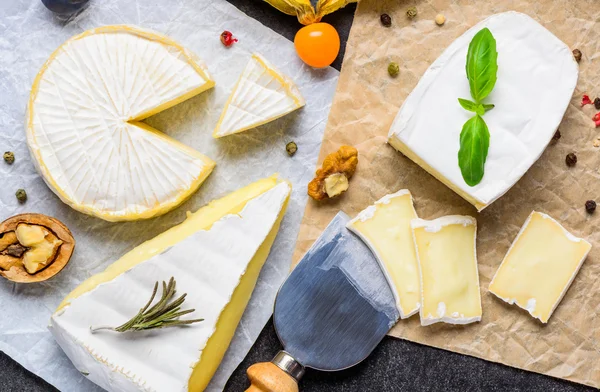 Brie e Camembert formaggio a pasta molle — Foto Stock