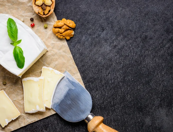 Γαλλικό τυρί καμαμπέρ μαλακό με αντίγραφο χώρου — Φωτογραφία Αρχείου