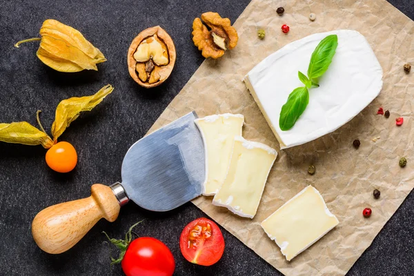 Τυρί καμαμπέρ κοπεί με μαχαίρι τυριού — Φωτογραφία Αρχείου