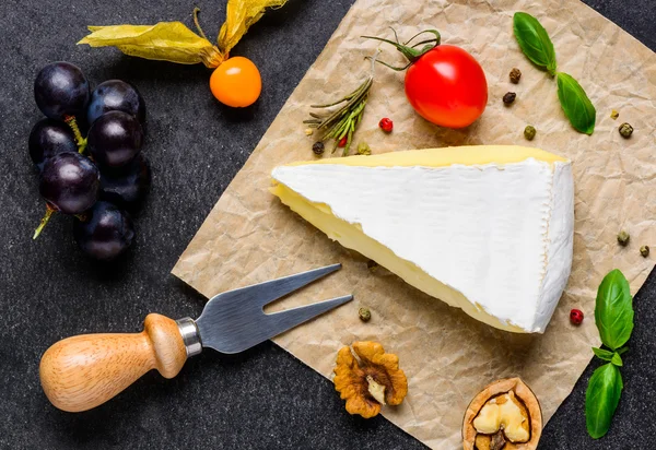 Uva, Formaggio Brie e Forchetta da Formaggio — Foto Stock