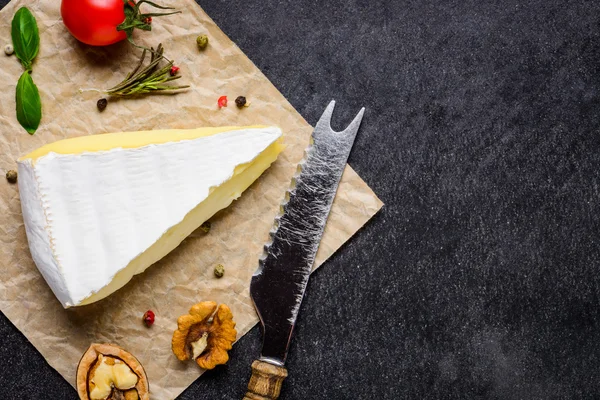 Camembert zachte kaas met kopie ruimte — Stockfoto