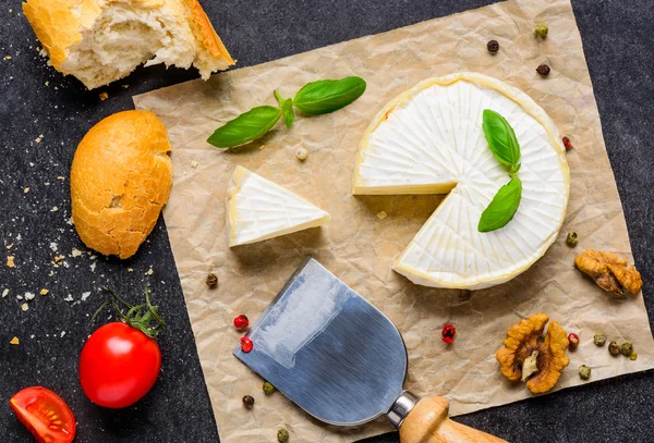 Camembert peyniri ekmek ve domates ile — Stok fotoğraf