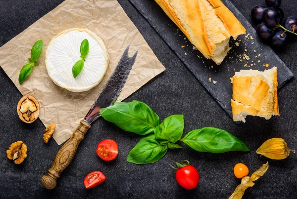 フランスパンとカマンベール チーズ — ストック写真