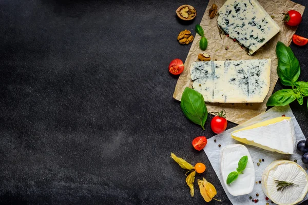 Deense blauwe kaas en Camembert op kopie ruimte — Stockfoto