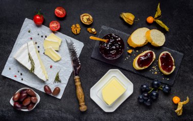 Brie peyniri reçel, ekmek ve tereyağı ile