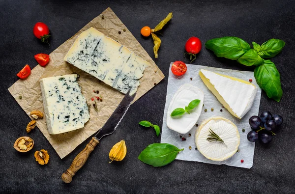 Blauwe kaas en Brie zachte kaas — Stockfoto