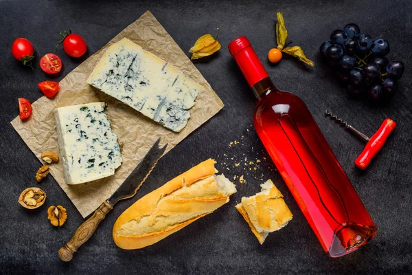 Τυρί και κρασί με φρούτα τροφίμων — Φωτογραφία Αρχείου