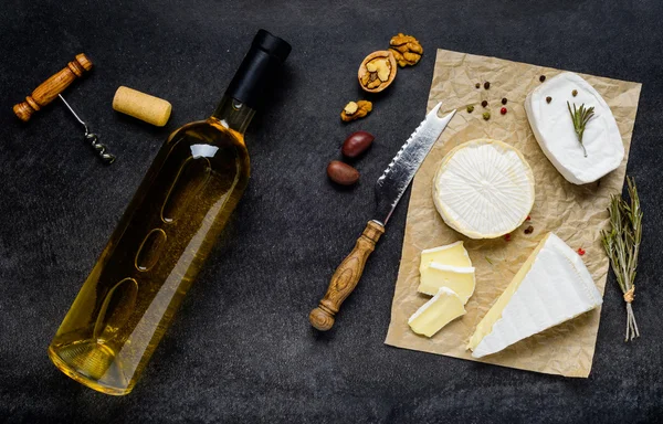 Franse keuken eten met wijn en kaas — Stockfoto