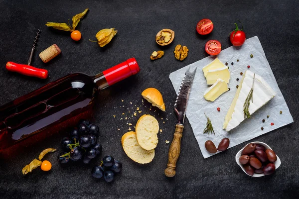 Vino de rosas con queso y comida — Foto de Stock