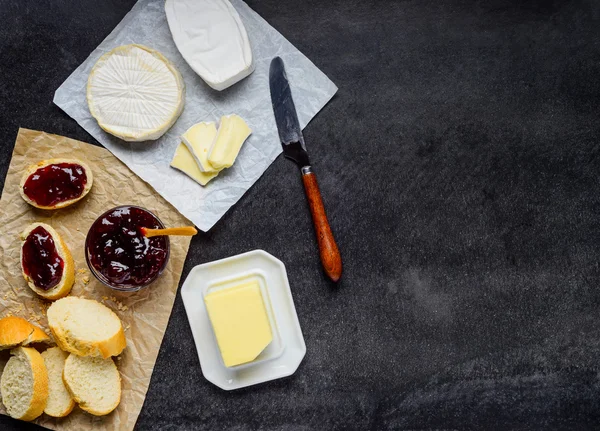 Brie Cheese with Bread and Jam — Stock Photo, Image