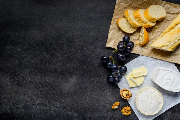 Brie e formaggio Camembert con spazio di copia — Foto Stock